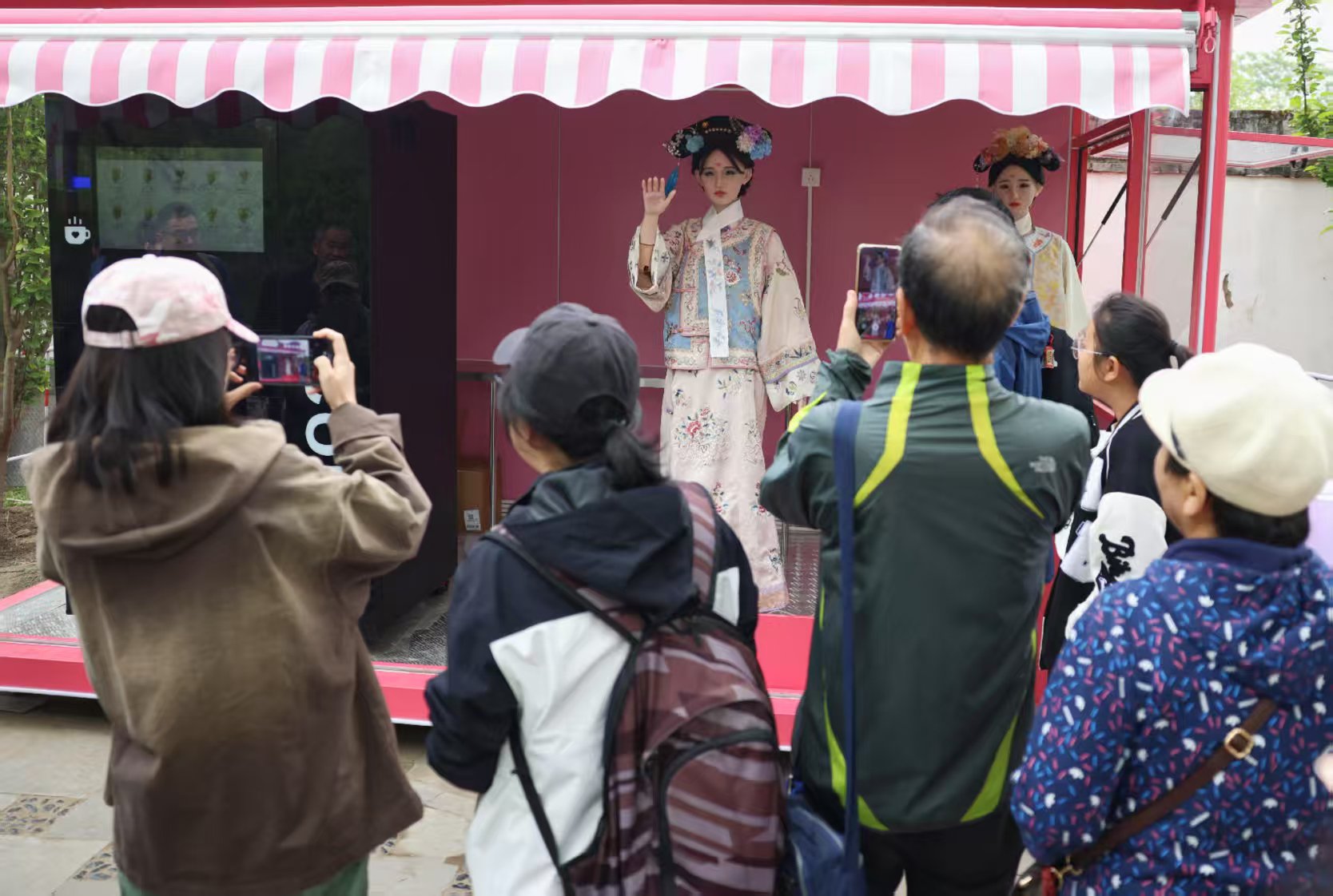 圓明園創新嘗試仿真人形機器人與遊客交流,提升遊客遊園體驗。新京報記者 浦峰 攝
