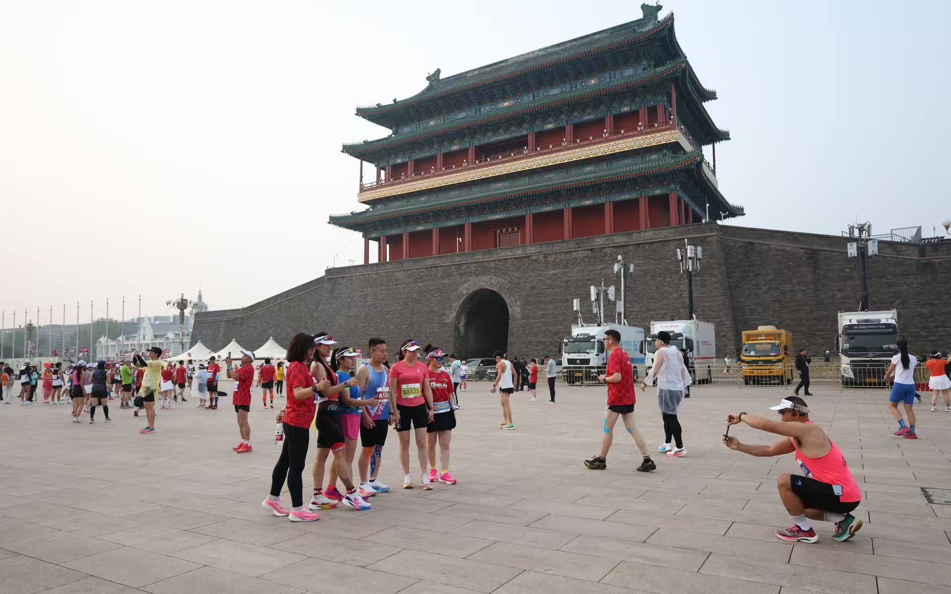 2025北京半馬比賽開始前,參賽選手們在合照留念。新京報記者 王飛 攝