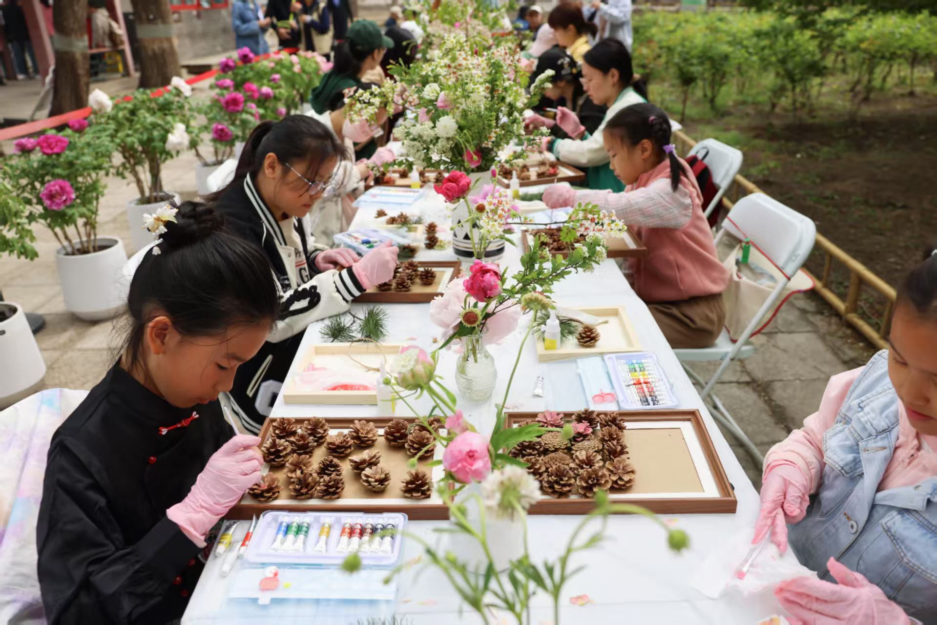 圓明園涵秋館,小朋友在參加綠色環保鬆果牡丹花相框DIY手工製作課。新京報記者 浦峰 攝