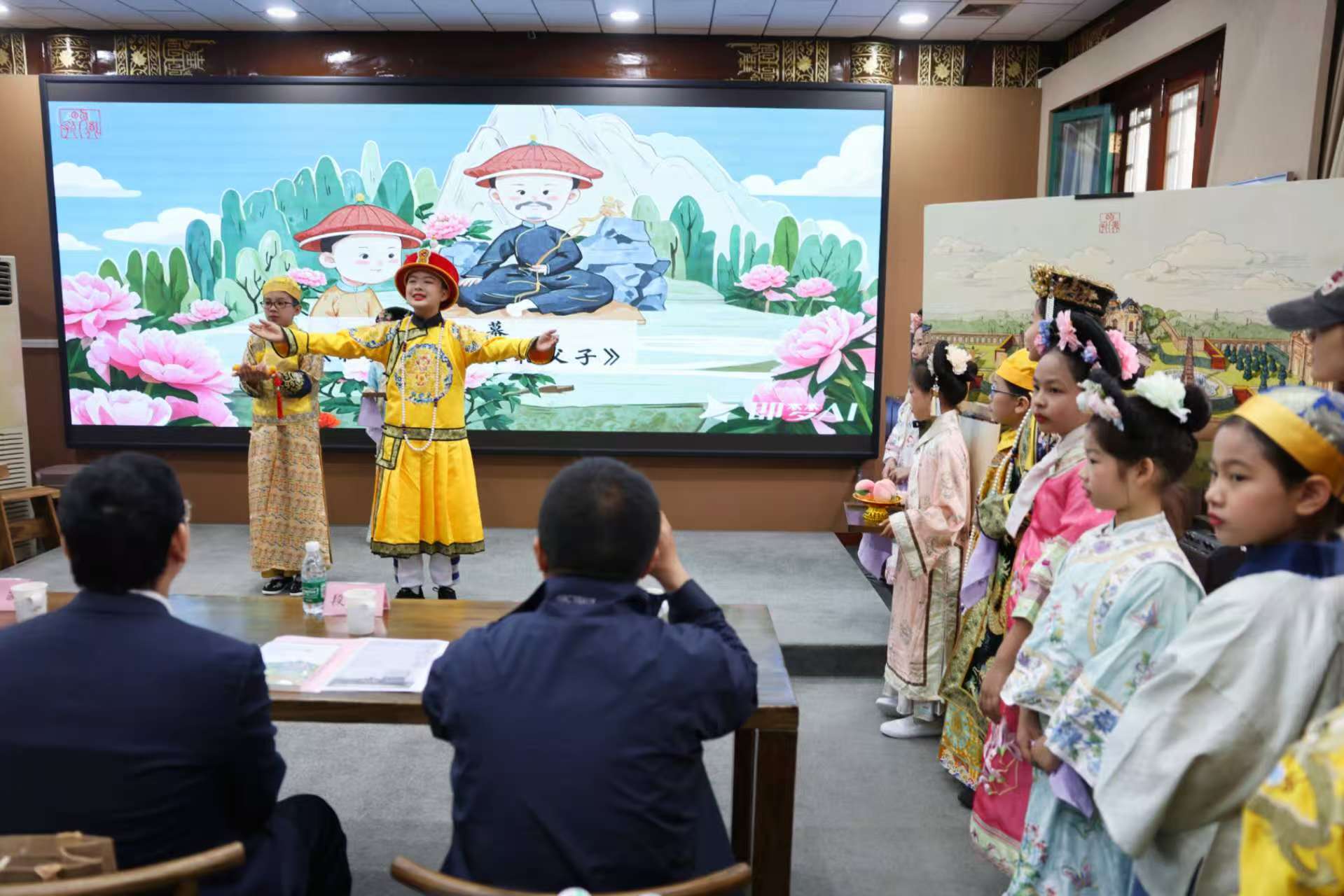 4月20日,圓明園海棠書院大殿,北京市八一學校小學生表演情景劇「四時天倫·圓明園里的家國溫度」。新京報記者 浦峰 攝