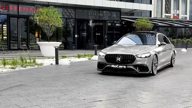 这是奔驰AMG的哪款？看起来车身挺修长的…