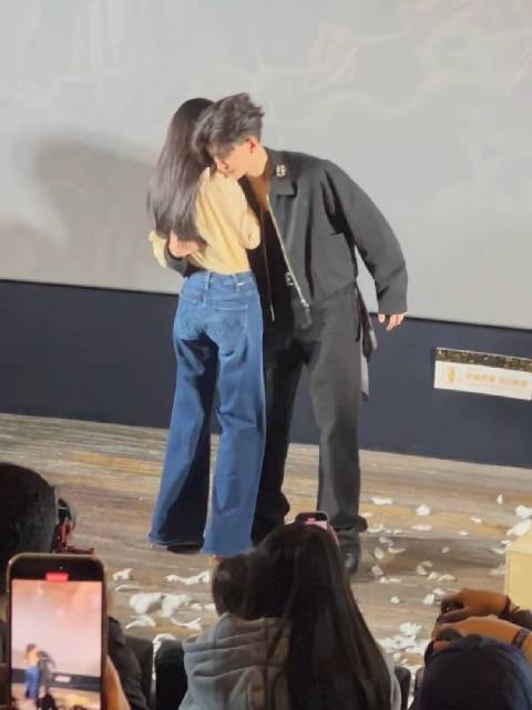 任嘉伦单手抱宋祖儿，今天的国超蛮帅的