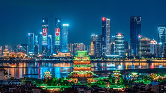 南昌“一江两岸”夜景。 图/视觉中国