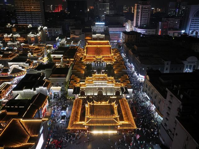 航拍南昌万寿宫夜景。图/视觉中国