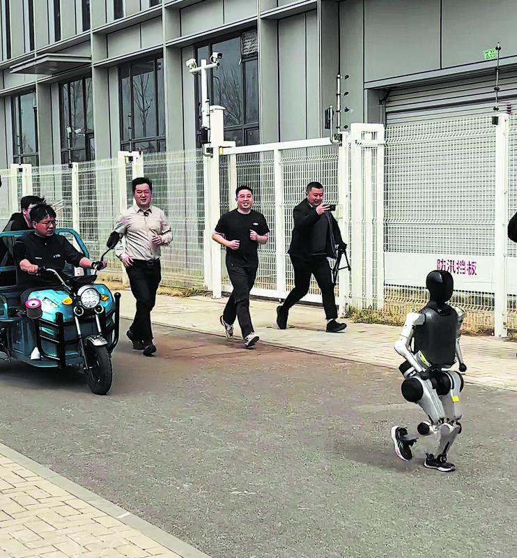 4月,為備戰人形機器人馬拉松,鬆延動力機器人公司工作人員在訓練機器人。企業供圖