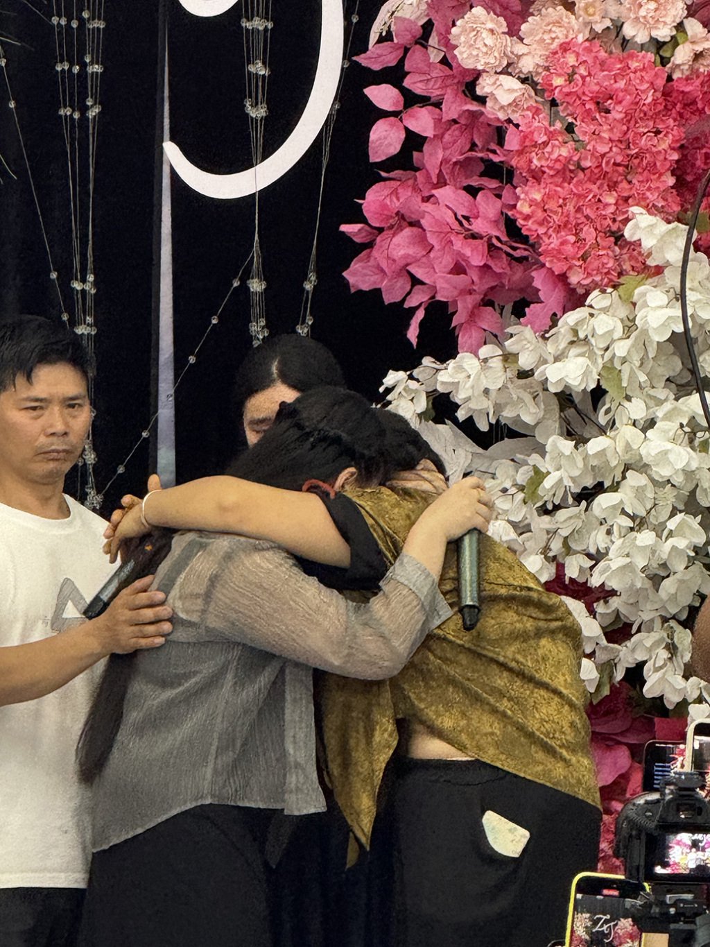 儀式上,陳楊梅和母親相擁而泣。 澎湃新聞記者 王鑫 圖
