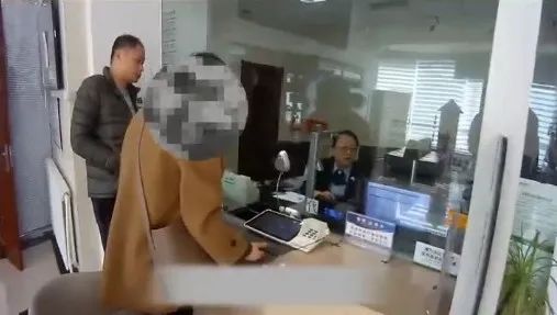 李女士來到銀行取錢,工作人員發現異常隨後報警。圖源:遼寧公安