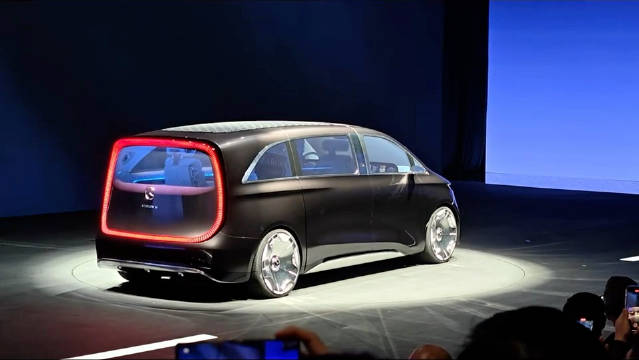 奔驰vision V 概念车，这大红屁股，丑哭了