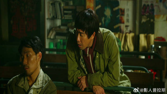 商店老板是劫匪小弟 被警察查出来，当场一顿暴揍！