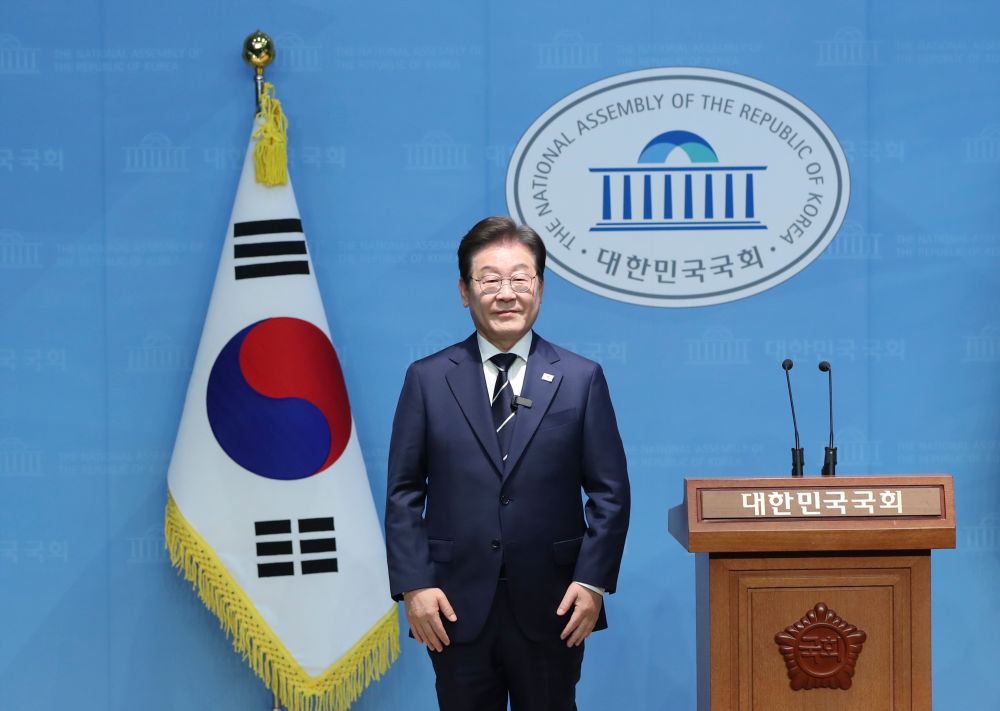 4月11日,李在明在南韓首爾舉行的新聞發佈會上亮相。新華社記者姚琪琳攝
