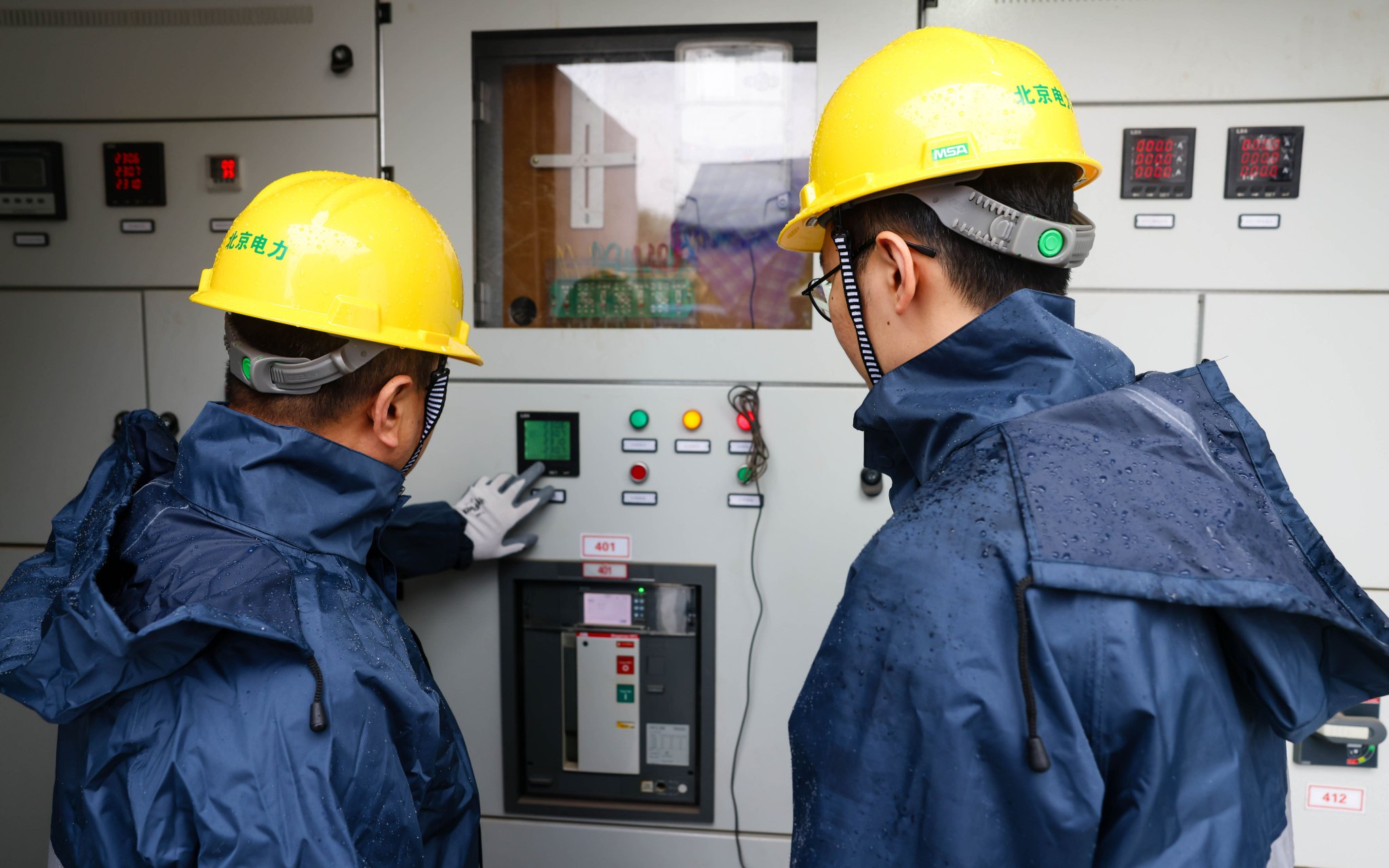 4月18日,國網北京通州供電公司基層工作人員根據低壓停電研判工單信息,到現場開展設備檢查工作。付洋 攝
