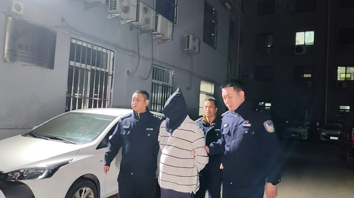 嫌疑人被民警從北京押解回瀋陽。受訪者供圖
