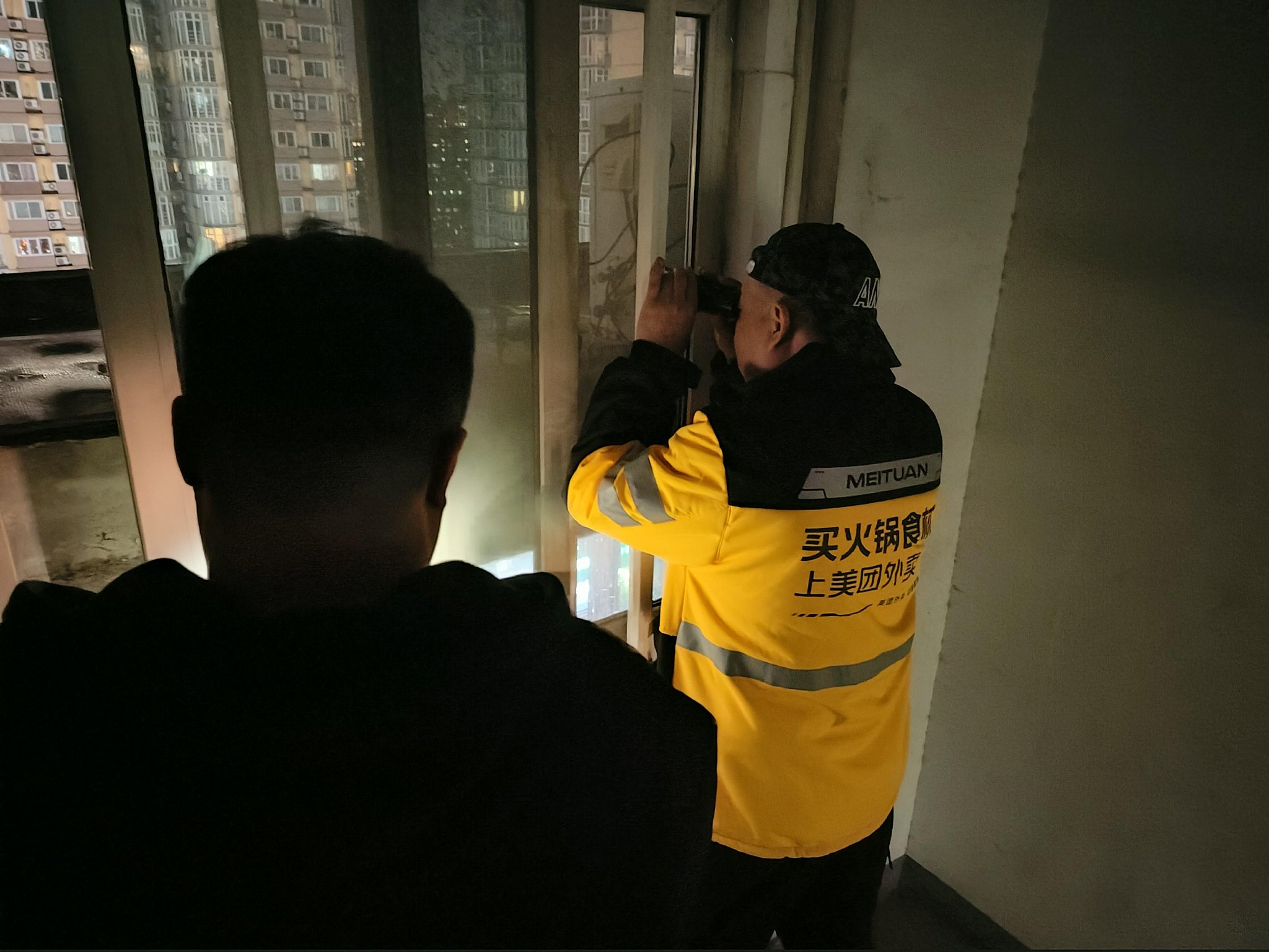 民警們祖裝成外賣員、快遞員、超市員工等,晝夜監控嫌疑人可能的藏身處。受訪者供圖