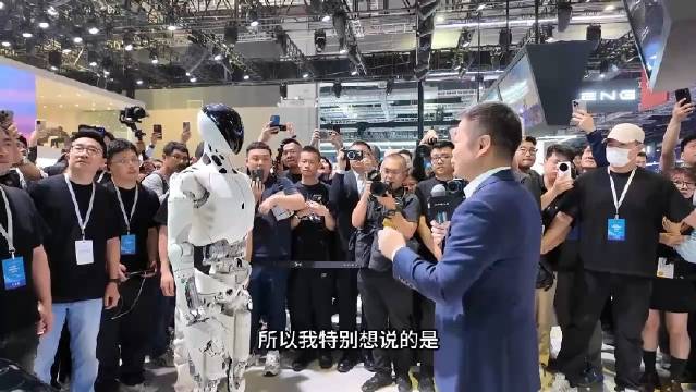 机器人又会陪伴又会带货你敢信？