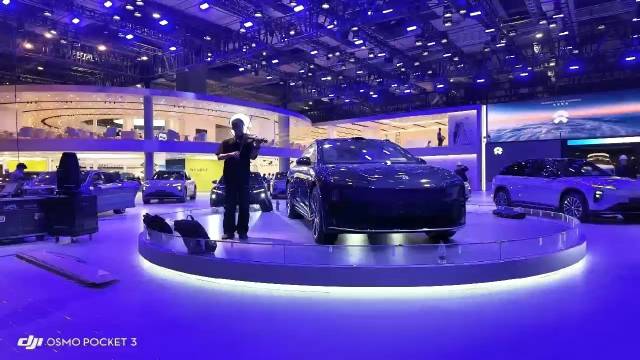 蔚来ET9 开始在车展跳舞了接着奏乐接着舞