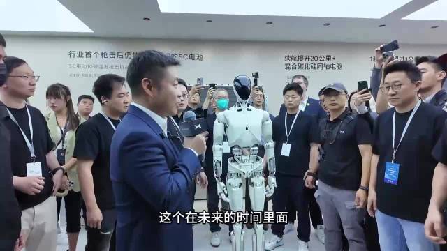 小鹏携机器人亮相上海车展，何小鹏与IRON同台说车