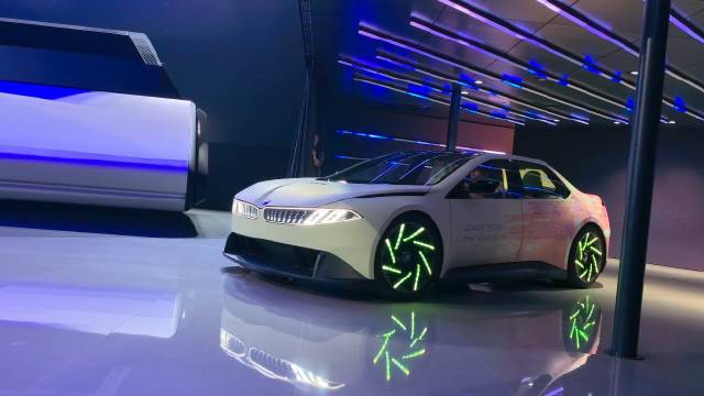 宝马终于发力了，BMW新世代驾趣概念车真车确实帅，未来量产的可能性很高