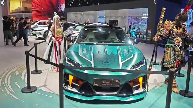 直击车展 | 黑神话悟空现身比亚迪展台，观众追捧合照，现场出现多款联名车