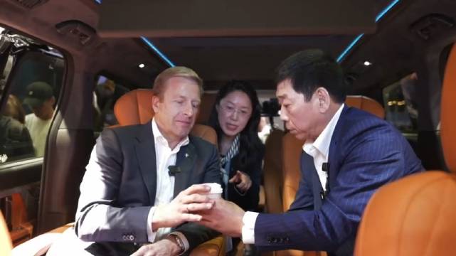宝马齐普策与长城魏建军上海车展共品云南咖啡