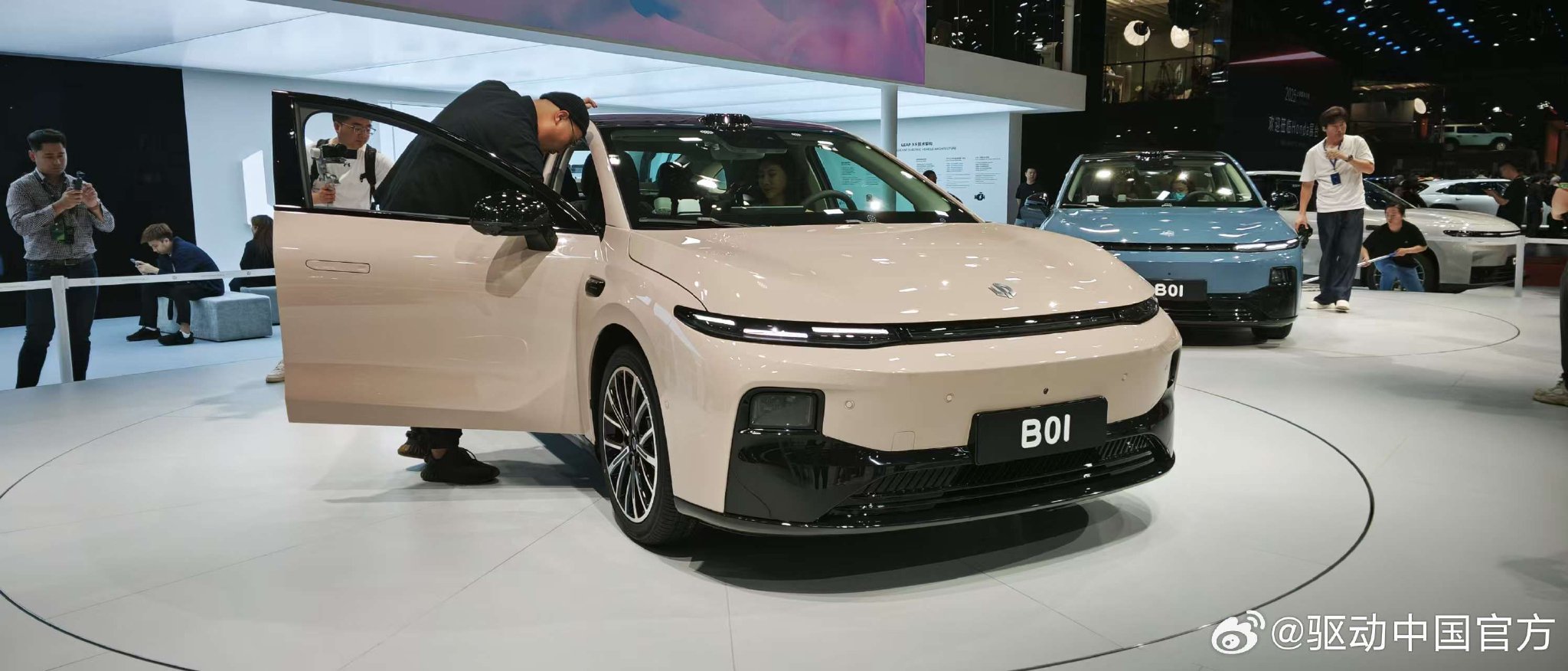 零跑汽车B系列首款纯电轿车——零跑B01也亮相上海车展