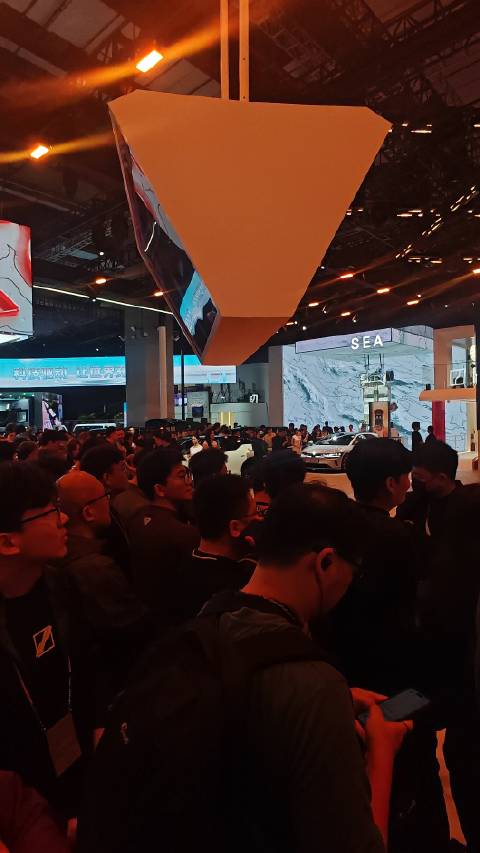 让大家感受一下 人好多啊 在等着极氪9X发布会