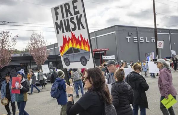 全美多地爆发针对特斯拉及其首席执行官马斯克的抗议活动。 《西雅图时报》