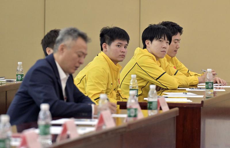 4月23日,王楚欽(右二)、林詩棟(右三)傾聽劉國梁發言。新華社記者 陶希夷 攝
