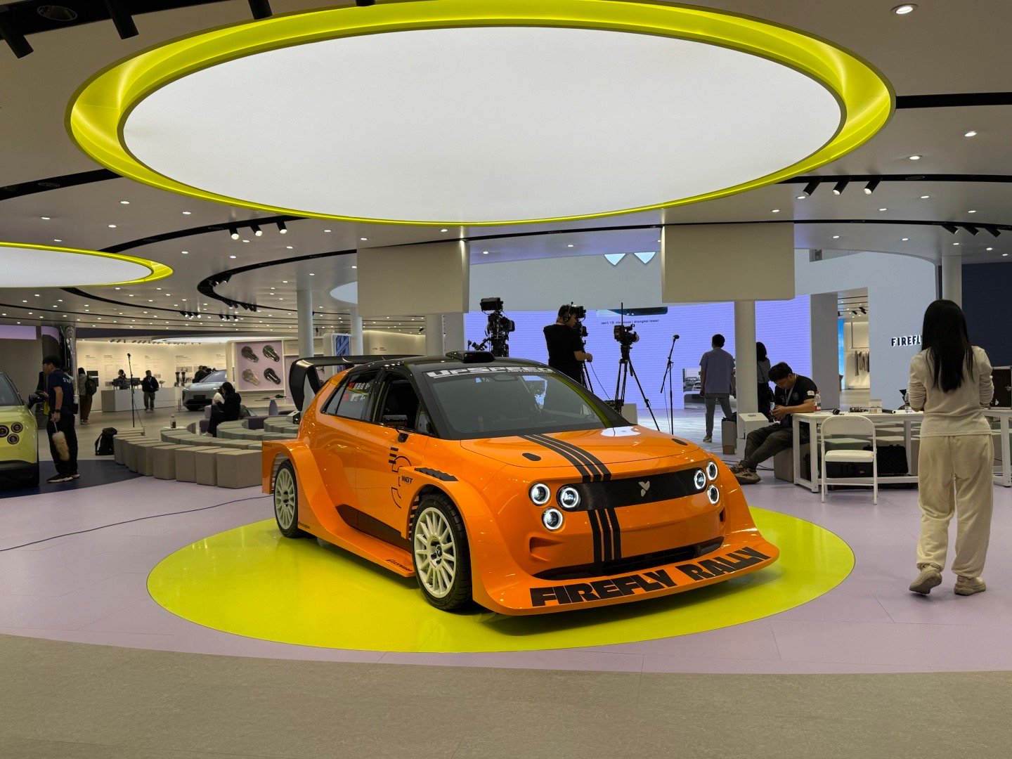 蔚来ET9领衔2025上海车展，主动悬架与赛化版萤火虫吸睛