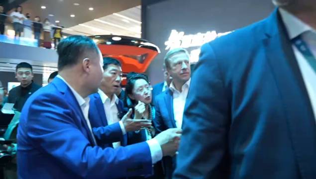 魏建军赠齐普策云南咖啡，展长城汽车技术底蕴