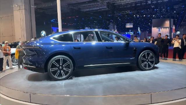 今天在蔚来展台看到ET9在“跳舞”！ 国产新能源今天开始猛卷底盘技术！