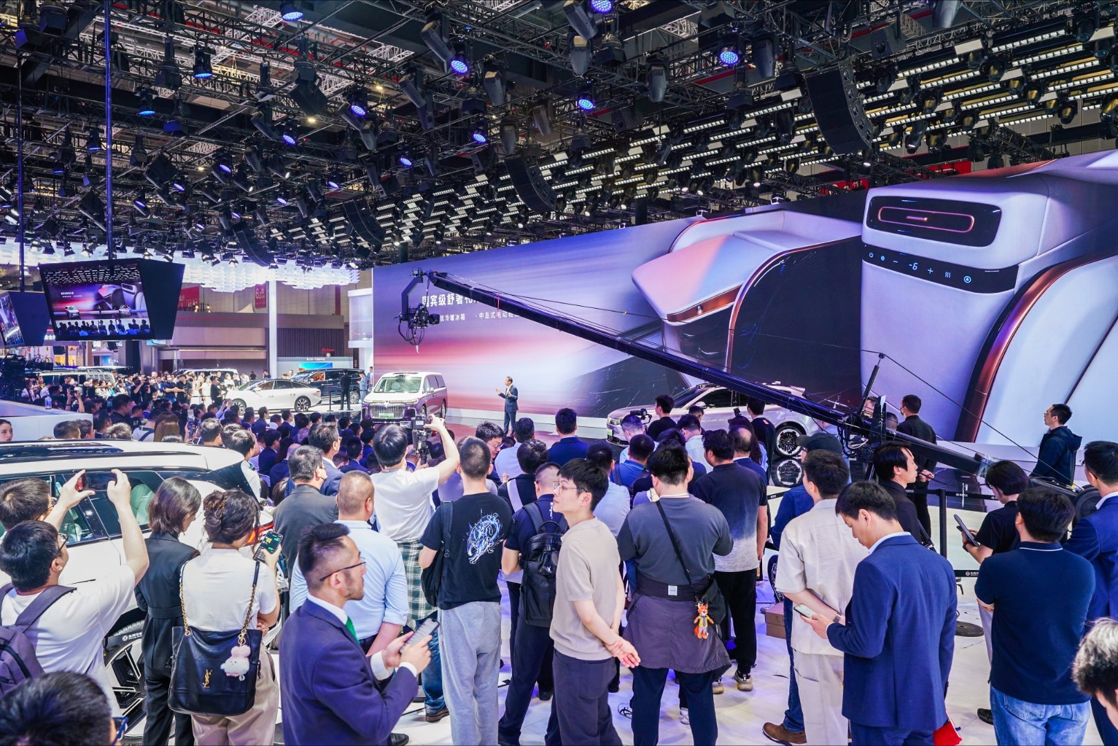 上海车展岚图展台惊现“真香”名场面！