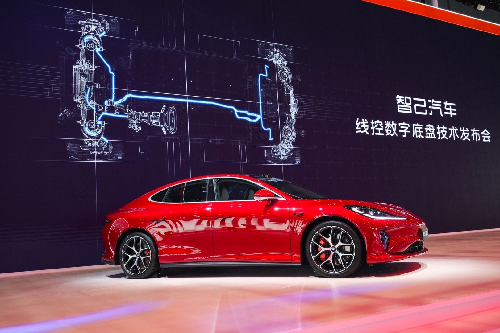 智己汽车发布线控数字底盘技术，L6预售21.99万起