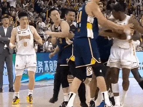 胯下之辱？山西外援跨过胡明轩为何没吃T？张明池举动不应该