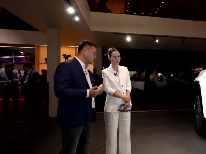 张朝阳卢靖姗打卡车展，详解两栖越野车技术细节