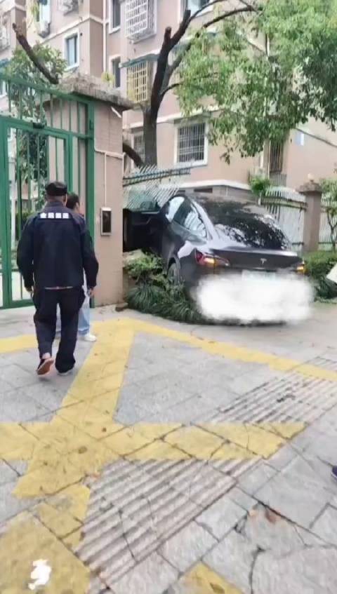 感觉最近特斯拉，有点抢戏了……开车要控制速度，注意安全！