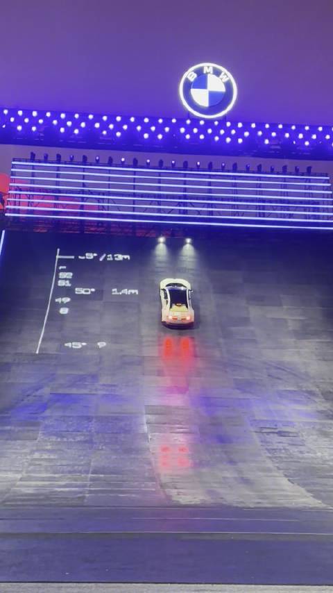 宝马VDX概念车挑战55度坡成功，陈震亲测车内体验