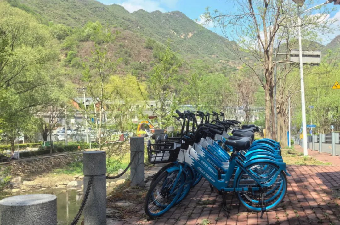 神堂峪村投放的共享單車。圖片來源:懷柔融媒微信公眾號