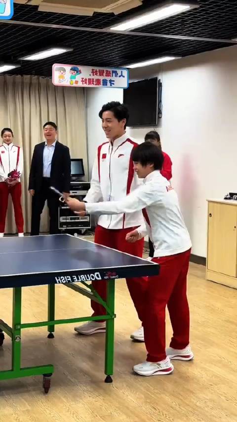 你们没见过全红婵和游泳奥运冠军孙佳俊配乒乓球混双，还亲自指点孙佳俊是吧