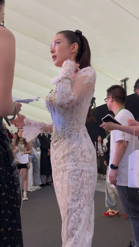 吉娜骨头好看，完美身材大方得体