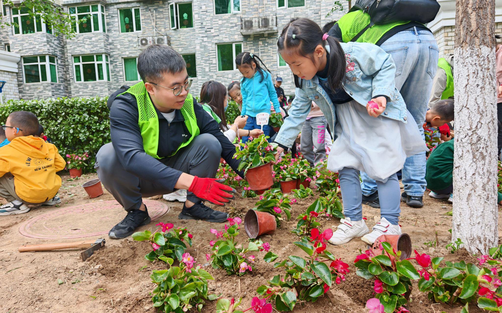 海澱區時雨園社區,小朋友參與微花園建設。新京報記者 張璐 攝