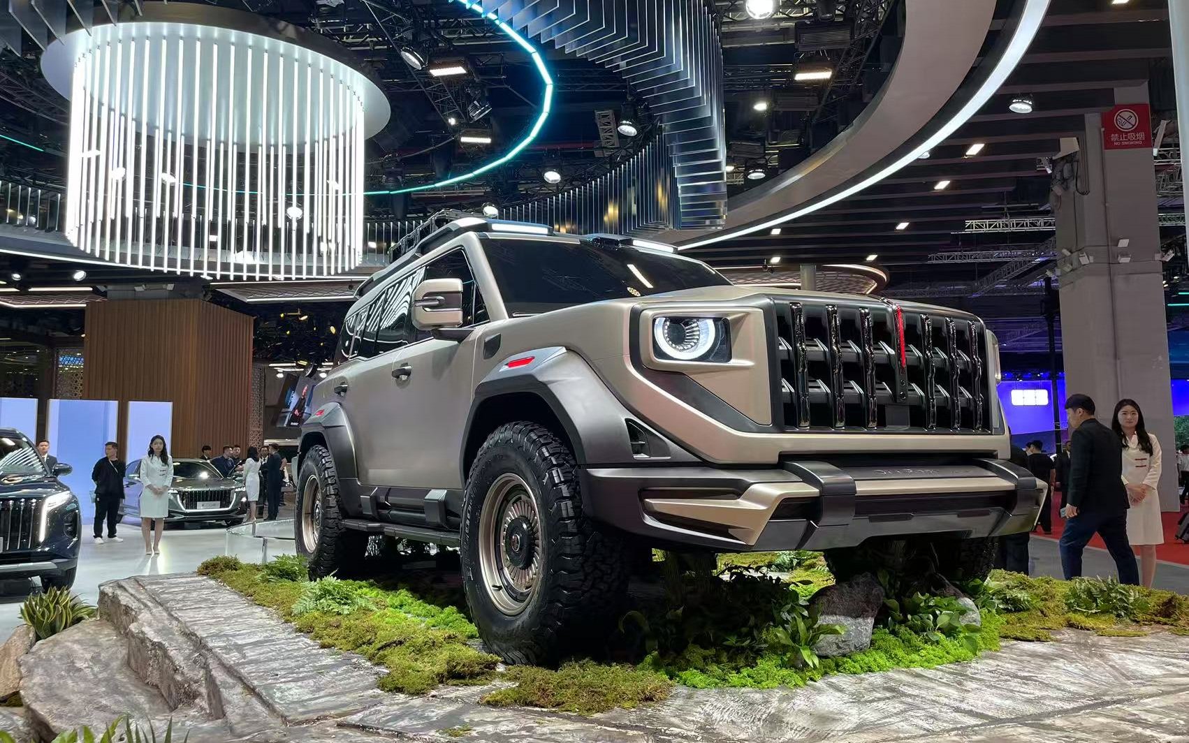 一汽系红旗与奔腾车展展示多款产品，悦意08首发