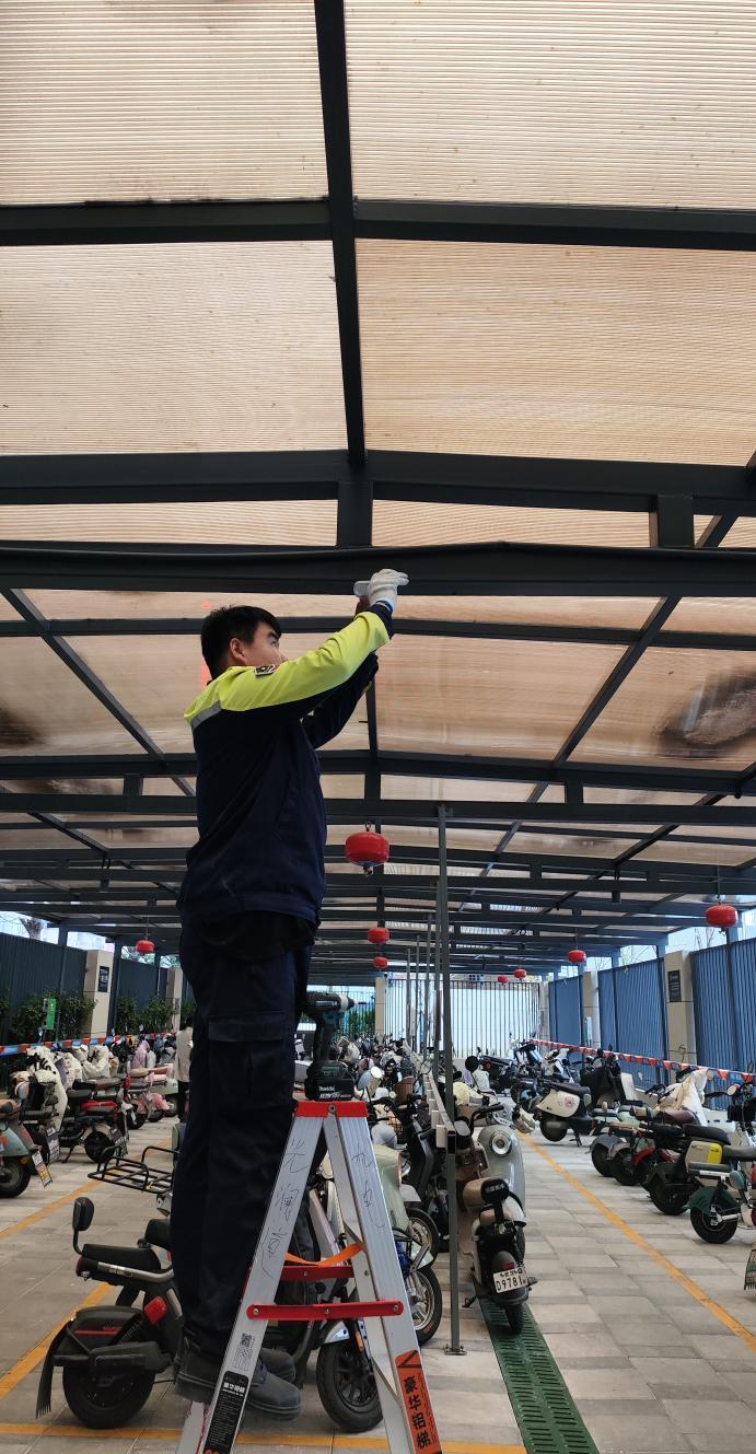 (图为:万科物业在管小区的电瓶车棚正在加装智能烟雾传感器)