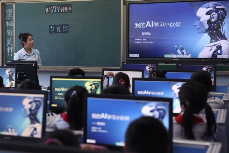 信息課上,《我的AI學習小夥伴-智能體》將人工智能技術融入教學,激發學生對未來科技的探索興趣。新京報記者 李木易攝