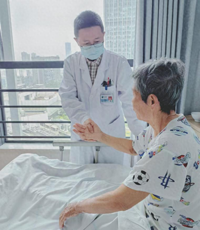 医生正为老人查房。通讯员周珊 摄