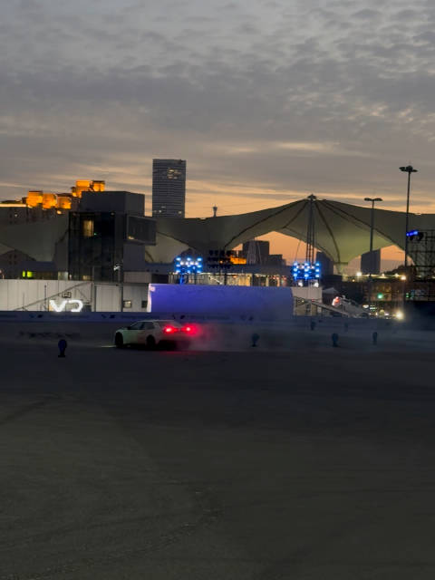 今天红牛小哥ELIAS开宝马VDX概念车小漂了一段