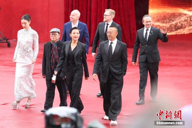 4月18日，第十五届北京国际电影节开幕红毯仪式，“天坛奖”国际评奖委员会评委亮相。中新社记者 蒋启明 摄