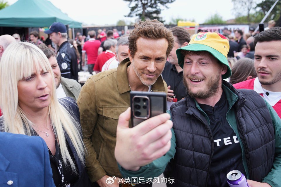 雷克瑟姆3年3连升冲入英冠，老板瑞恩雷诺兹现场庆祝