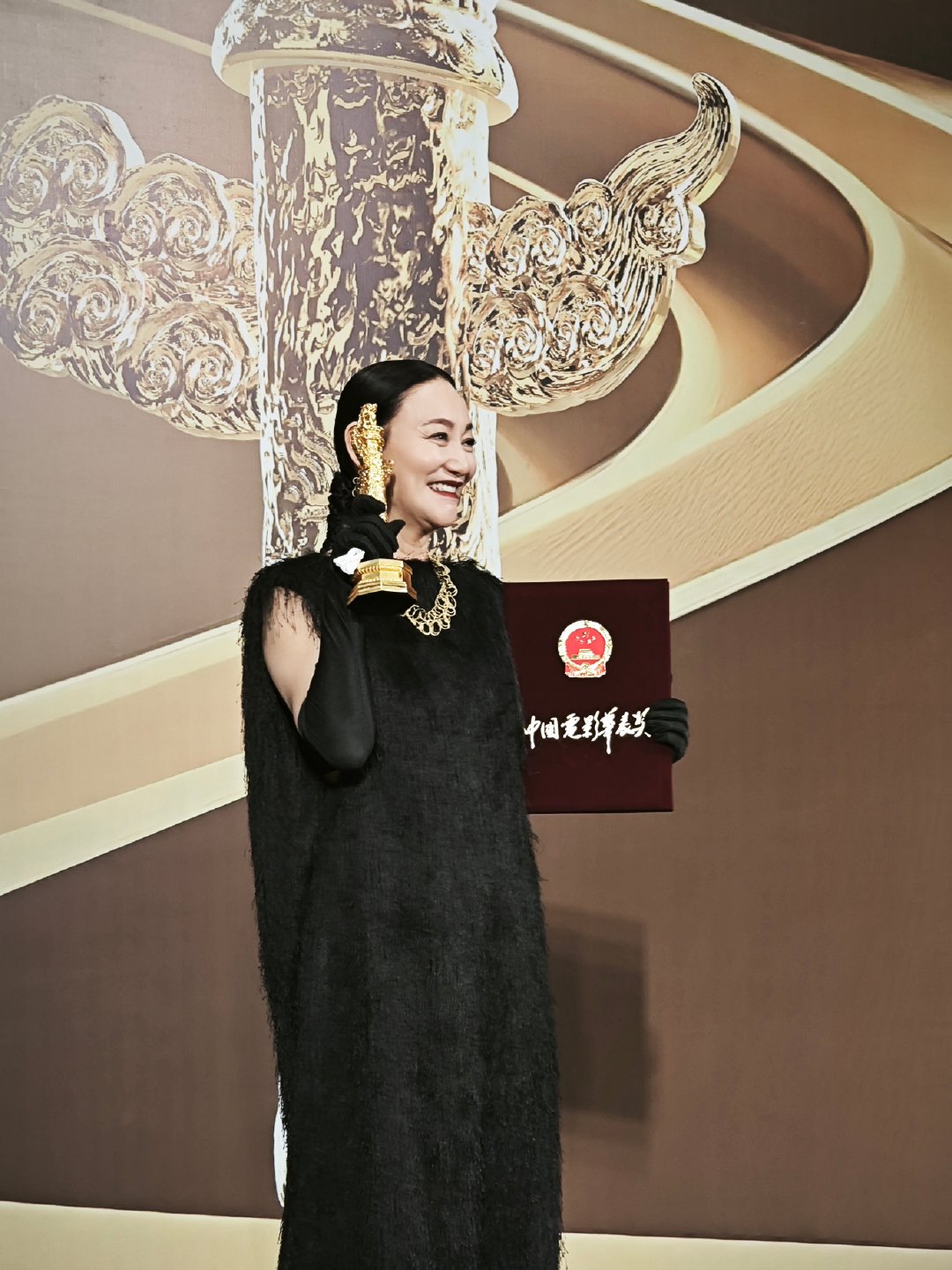 “拍到拍不动”！惠英红荣获华表奖优秀女演员奖