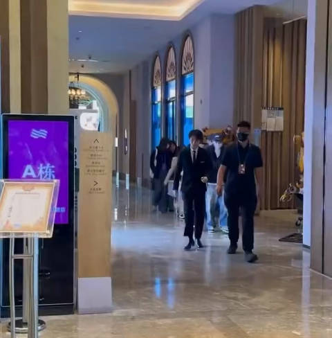 华表奖王俊凯获前辈热情拥抱握手