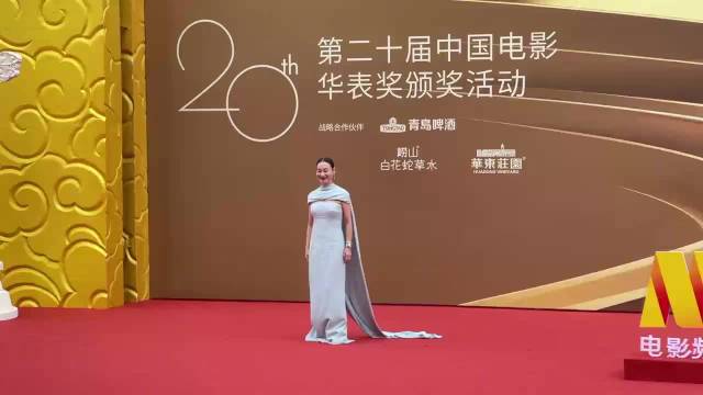 凭《我爱你！》提名本届优秀女演员的惠英红亮相第二十届中国电影华表奖入场式